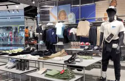 Un mare lanţ de magazine, prezent şi la noi, dă afară 1.400 de oameni. În ianuarie a mai concediat alţi 800