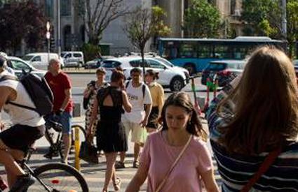 Românii îşi caută al doilea job ca să facă faţă scumpirilor. Domeniile cu angajări record şi salarii pe măsură