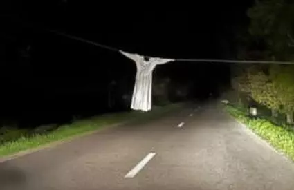 "Sperietoare" improvizată pe un drum judeţean din Călăraşi. "Gluma" i-ar putea costa viaţa pe şoferi