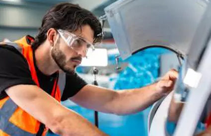 Industria care are nevoie disperată de angajaţi tineri. Nu ai nevoie de facultate pentru salarii cu şase cifre