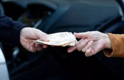 A luat un împrumut la IFN pentru a plăti ratele la bancă şi a ajuns executat şi cu datorii de 4 ori mai mari