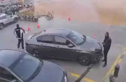 Momentul în care o groapă adâncă de 15 metri înghite o benzinărie (Video)