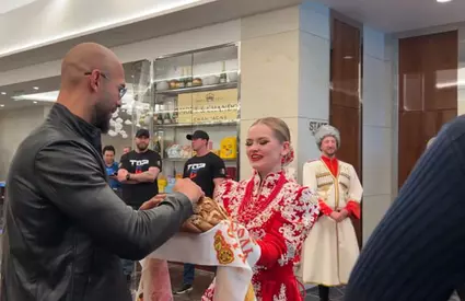 Cum au fost întâmpinați frații Tate în Rusia (Video)