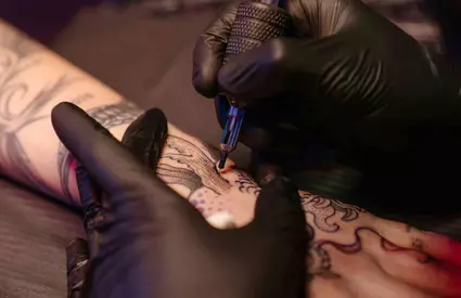 Cum poți ajunge să-ți pierzi vederea din cauza unui tatuaj