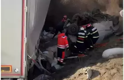 Moartea a făcut prăpăd în Caraș-Severin. Trei persoane au murit după ce un TIR și un microbuz s-au ciocnit violent