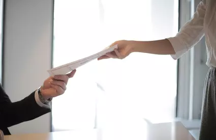 Șomajul tehnic pornește de la 3.243,75 lei. Ce se întâmplă cu pensia, vechimea și concediul