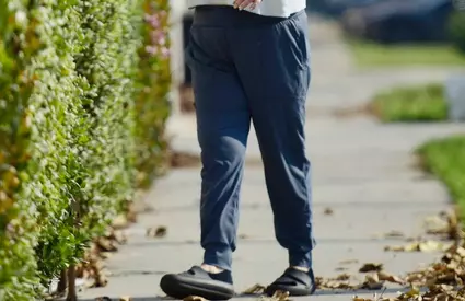 O recunoști?! La 20 de ani toți vorbeau de frumusețea și celebritatea ei, însă acum faimoasa vedetă este de nerecunoscut. Umblă în papuci pe stradă și nici apropiații nu au recunoscut-o după ultimele imagini cu ea