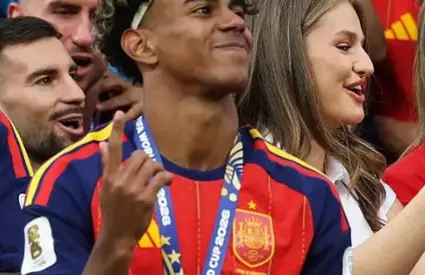 Lamine Yamal are doar 19 ani, dar povestea din spatele succesului său pare desprinsă dintr-un film. 😮 Mama lui l-a născut la 16 ani, iar frățiorul său a cucerit internetul.