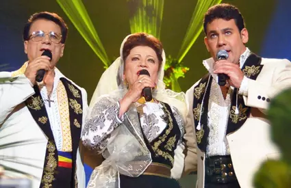 Imagini impresionante de la mormântul lui Ion Dolănescu. Ionuț Dolănescu a mers la cimitir în ziua în care regretatul artist ar fi împlinit 82 de ani. Detaliul emoționant care se vede în poze