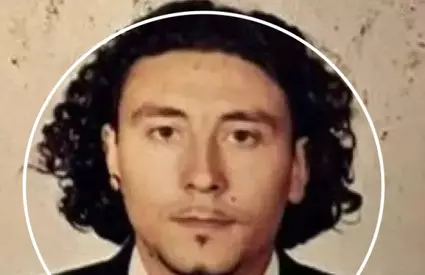 Îl vezi aproape în fiecare seară la TV, dar îl recunoști în poza asta? Avea doar 21 de ani, era la început de carieră și nici nu visa la succesul pe care îl are în prezent. Uită-te bine la el, ți-ai dat seama cine e?
