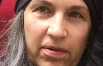 Așa arată azi fosta vedetă sexy din România! A dat aparițiile excentrice pe Biserică și Biblia i-a devenit cel mai de preț accesoriu! Uită-te bine la ea, îți dai seama cine e în poză? Ai văzut-o ani de zile la TV!!