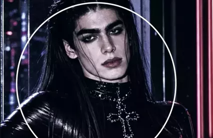 Azi e unul dintre cei mai cunoscuți bărbați din România, vorbește și despre politică și apare des la TV, dar în tinerețe participa adesea la show-uri în travesti. Uită-te bine la poză, îl recunoști? Ți-ai dat seama cine e? FOTO