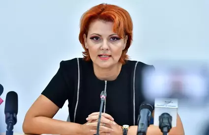 Ce transformare! Pare alt om! Brunetă, cu părul lung, ondulat, machiată natural și cu un stil vestimentar complet diferit de cel de acum... Așa arăta Lia Olguța Vasilescu la începutul carierei, când făcea primii pași în politică