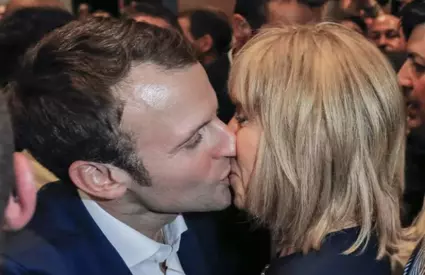 Oh, la la!!! Brigitte Macron lovește din nou! Ținuta ei i-a pus pe jar pe criticii de modă, iar comentariile au curs după ce Prima Doamnă a Franței a apărut în public așa. Ce pantaloni a purtat profesoara în vârstă de 72 de ani. La asta chiar că nu se aștepta nimeni