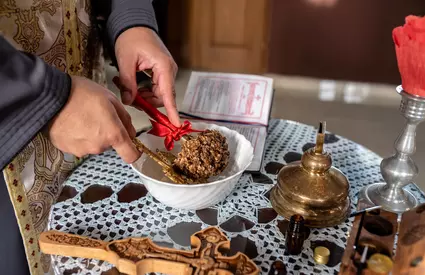 Atenție! Ce trebuie să ai pe masă atunci când preotul vine cu Boboteaza. Puțini știu