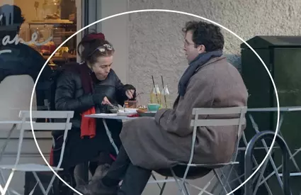 Ea are 59 de ani, el are 38! Îndrăgita actriță, pe care o știi sigur de la TV, a „furat” inima unui tinerel și trăiește o poveste de dragoste ca-n telenovele! În timp ce gurile rele aruncă cu noroi, ea și iubitul se afișează peste tot împreună / FOTO