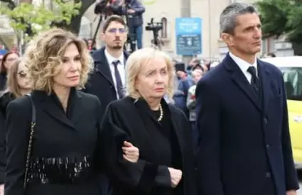 Imaginile durerii cu văduva Neli Lucescu. Ținută strâns de mână și braț de fiul Răzvan și de nora Ana Maria, doamna Neli ne-a făcut pe toți să plângem azi. 50 de imagini de la înmormântarea lui Mircea Lucescu