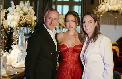 Botez ca o nuntă în familia lui Laurențiu Reghecampf! Corina Caciuc, cu decolteu abisal și rochie roșie, a arătat fenomenal, mai ceva ca o divă de la Hollywood!
