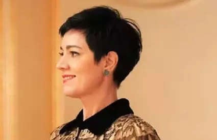 O recunoști? Este femeia care stă de 20 de ani în spatele președinților României. dar puțini știu unde s-a născut. Așa a început carieră ei