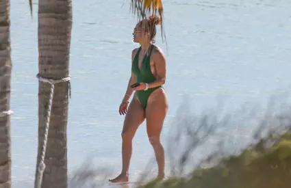 Dovada că posteriorul lui Jennifer Lopez nu arată deloc ca în reclame. 20 de poze neretușate, surprinse de paparazzi, la plajă