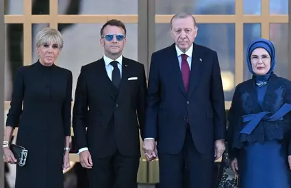 Gafa uriașă a lui Emmanuel Macron, la summit-ul NATO de la Ankara. S-a apropiat ușor de Prima Doamnă a Turciei, iar ce-a urmat e subiectul care pur și simplu face înconjurul presei