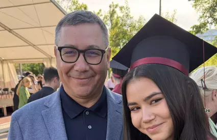Daciana și Victor Ponta, din nou ca o familie la absolvirea Irinei! Wow, cum s-a îmbrăcat Daciana la festivitate și la întâlnirea cu fostul soț! Surioara adoptată și fratele vitreg, imagini rare cu Irina Ponta