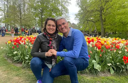 „În cazul meu, mă întreține soția…”, declara recent ministrul Dragoș Pîslaru și a spus și salariul. Cine “doamna Cash”, femeia care câștigă de trei ori mai bine decât politicianul, mâna forte a familiei lor cu patru băieți