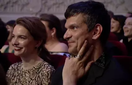 Tudor Chirilă și iubita lui, tandri și eleganți, în public! Iulia Mîzgan “a stins lumina” efectiv. Ce rochie, ce look, ce atitudine! Ce i-a spus Tudor când a văzut-o la machiaj