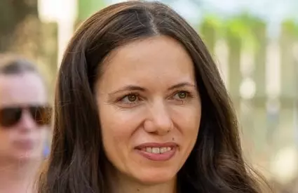 WOW! Mirabela Grădinaru, apariție de senzație la ambasada Americii! NU mai poartă rochii cuminți, așa chiar nu ai văzut-o niciodată! A atras toate privirile la brațul președintelui