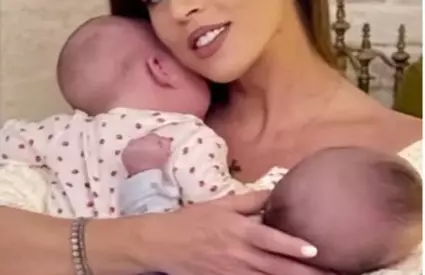 Botez de poveste în familia Roxanei Nemeș! Vedeta și-a creștinat gemenii, pe Ania și Zain, într-un decor de basm. Secretul siluetei sale la doar câteva luni după naștere