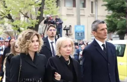 Gestul uluitor făcut de Ana-Maria Lucescu, soția lui Răzvan Lucescu, a atras privirile tuturor. Ce s-a întâmplat în urmă cu câteva minute, în drum spre cimitir