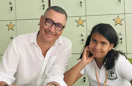 Victor Ponta și Daciana Sârbu, din nou o familie în curtea școlii! Au fost alături de Maria, fiica pe care au adoptat-o împreună, iar imaginile sunt WOW! Ce poză neașteptată a postat Daciana