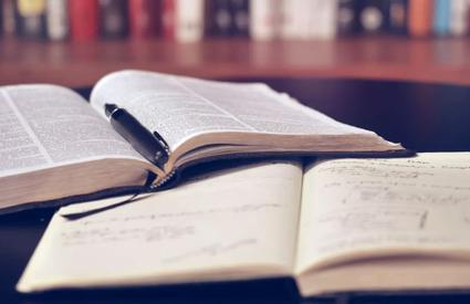 Cât timp ar dura să citești cele mai celebre cărți din ultimii 1000 de ani? Lista completă cu cele 500 de opere literare considerate comori ale umanității