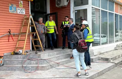FOTO. Locatarii blocului lovit de o dronă se întorc acasă