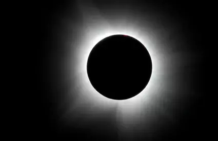 NASA trimite un avion să „prindă” umbra eclipsei. Misiunea care va prelungi întunericul total
