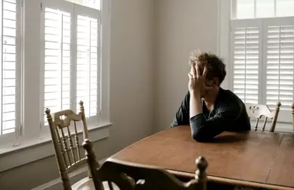 Te simți copleșit? Cinci trucuri simple recomandate de specialiști care țin negativitatea la distanță și readuc starea de bine