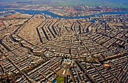 Orașul european pitoresc care devine una dintre cele mai căutate destinații de vară în 2026