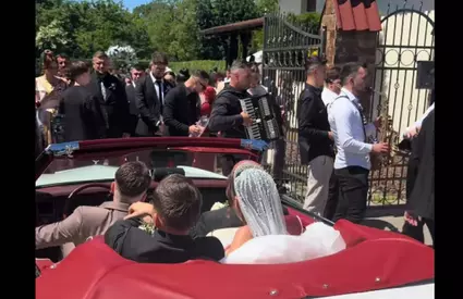 Nunta mare în showbiz.  Cantareata iubita de romani se casatoreste ACUM. Primele imagini CU ROCHIA IMPRESIONANTA