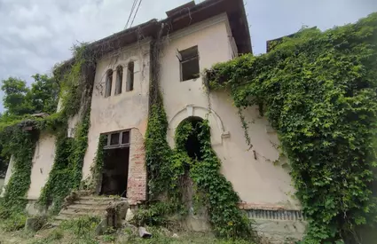 Nepăsare. Fostă școală în curs de demolare în Copou. „Ei doresc în continuare acest lucru”
