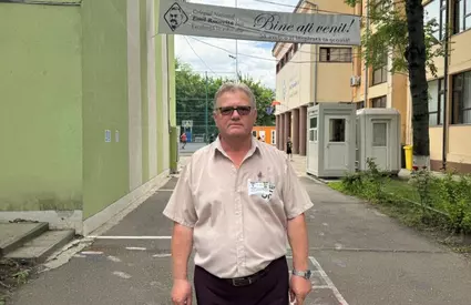 Povestea domnului Nelu, legenda de la Colegiul „Racoviță” din Iași. De 18 ani deschide poarta în fiecare dimineață și știe pe de rost numele tuturor elevilor. „Este o legendă!”