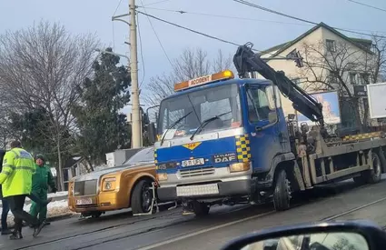 Om de afaceri condamnat la pușcărie: prins la volanul unui Roll-Royce Phantom, în centrul Iașului, cu numere ilegale. Dat în judecată și de o avocată ce-l acuză că o terorizează