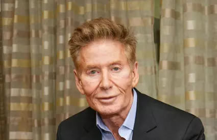 Celebrul designer Calvin Klein, apariție rară alături de iubitul cu 47 de ani mai tânăr. Cum au fost surprinși cei doi de paparazzi. Foto