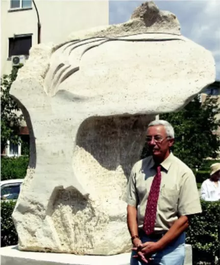 Remus Botarro alături de o sculptură