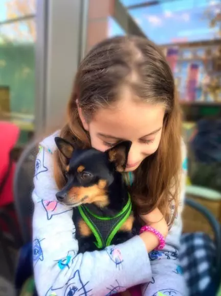 Fetița Monicăi Gabor a primit cadou un câine. Tatăl ei i-a făcut o surpriză de proporții