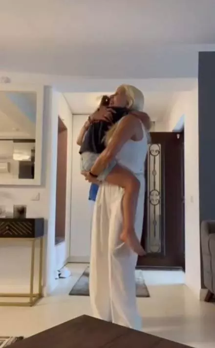 Elena Udrea si fiica ei acasa