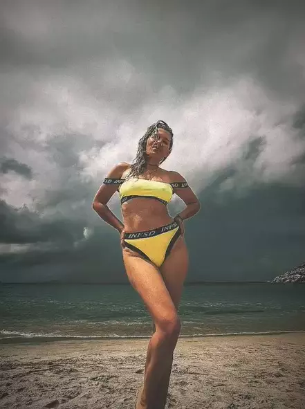 gina-pistol-in-costum-de-baie-3