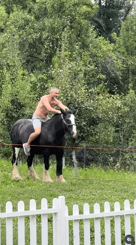 Dragos Bucur in timp ce calareste calul