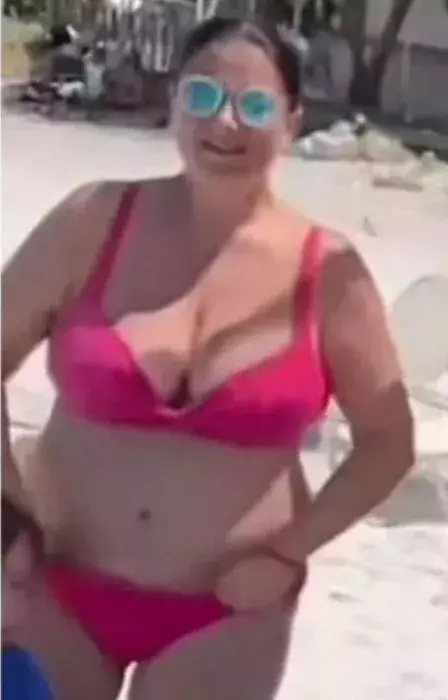 Gabriela Cristea în costum de baie