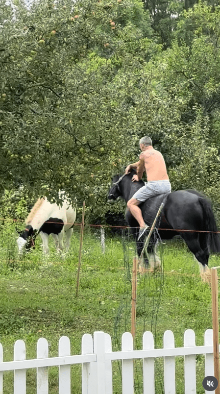Dragos Bucur călare pe cal in gradina lui