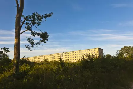 Prora este aşezat de-a lungul golfului Sassnitz şi regiunea Binz